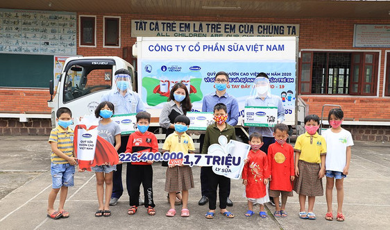 Quỹ sữa Vươn cao Việt Nam vượt trở ngại Covid-19 để mang 1,7 triệu ly sữa đến với trẻ em khó khăn