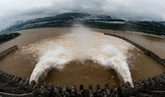 Trung Quốc: Mực nước tại đập Tam Hiệp gần đạt mức tối đa sau mưa lũ