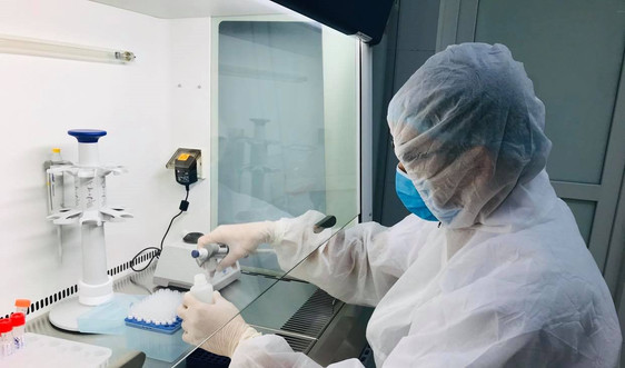 Vận hành hệ thống máy xét nghiệm SARS-CoV-2 tại Bệnh viện Đa khoa tỉnh Thanh Hóa 