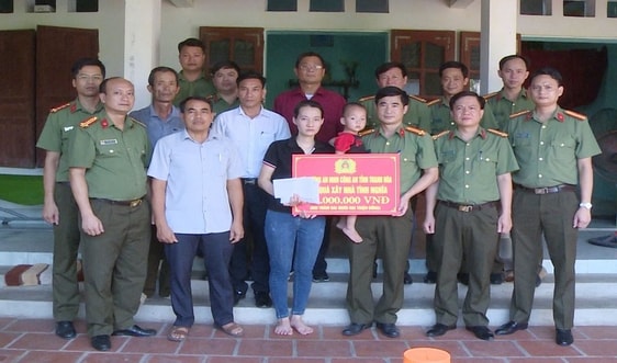 Công an Thanh Hóa: Trao hơn 200 triệu đồng hỗ trợ xây nhà cho thân nhân cán bộ, chiến sỹ