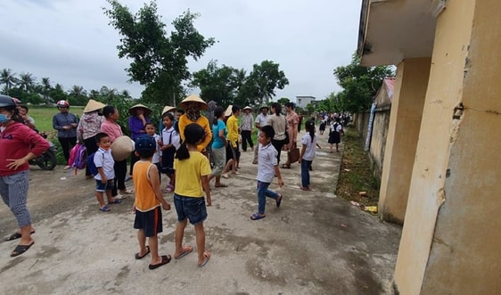 Thanh Hóa: Phản đối sáp nhập trường, hàng trăm phụ huynh không cho trẻ tới trường