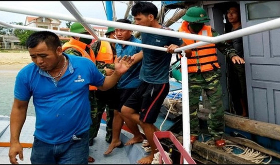 Quảng Bình: Chìm tàu cá trên biển, 4 thuyền viên may mắn thoát nạn