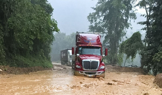 Điện Biên: Quốc lộ 279 tắc đường do sự cố sạt lở đất đá