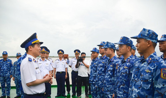 Thiếu tướng Bùi Quốc Oai thăm, động viên cán bộ, chiến sĩ hai tàu CSB 8003 và CSB 9004