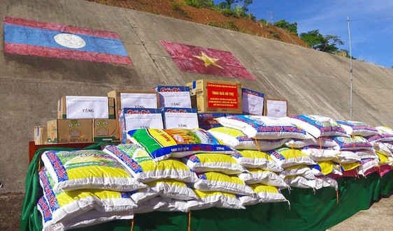 Trao hàng trăm suất quà hỗ trợ lực lượng vũ trang và nhân dân nước bạn Lào