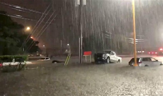 Mỹ: Bão Beta đổ bộ đất liền, gây mưa lớn và ngập lụt đường phố