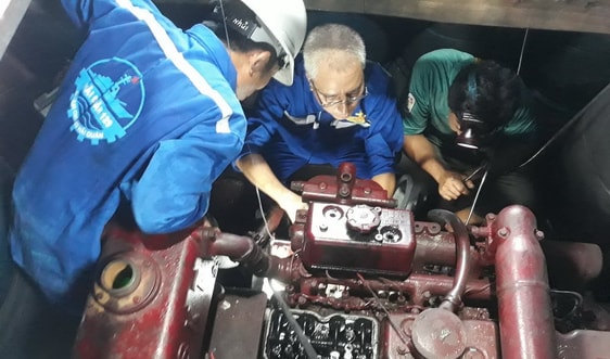 Kịp thời sửa chữa sự cố tàu cá Phú Yên