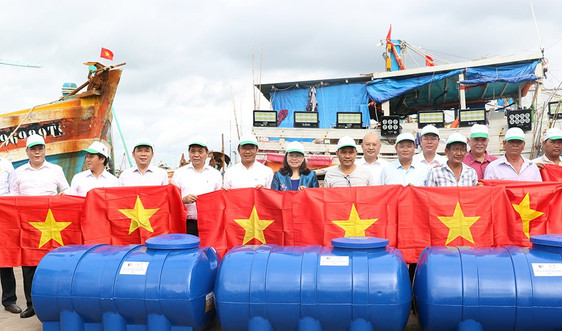 Thứ trưởng Lê Minh Ngân phát động Lễ ra quân hưởng ứng “Chiến dịch làm cho thế giới sạch hơn” năm 2020 và trao quà cho ngư dân Bà Rịa - Vũng Tàu
