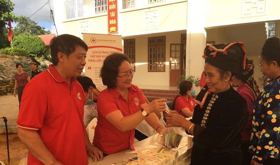 Chợ nhân đạo “Trăng sáng vùng biên”