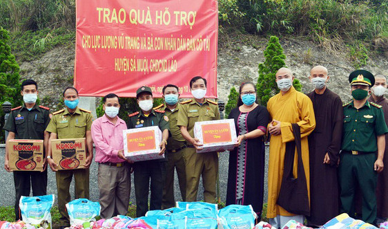 Tặng 200 suất quà cho lực lượng vũ trang và nhân dân hai bên biên giới Việt – Lào
