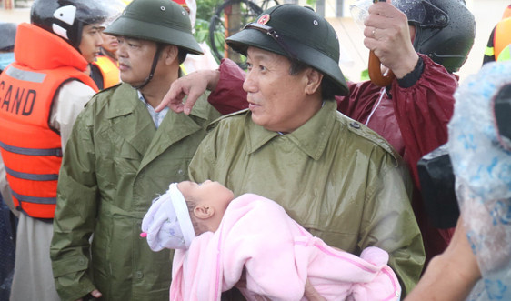 Lãnh đạo tỉnh Quảng Trị chỉ đạo cứu hộ cứu nạn tại hiện trường cơn lũ dữ