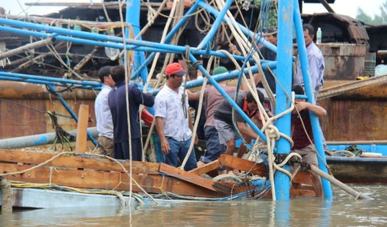 Tìm thấy thi thể 2 cha con mất tích do chìm tàu ở Quảng Nam