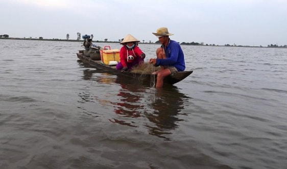 Nước lũ, triều cường bất ngờ: Kẻ mừng người lo