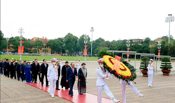 Lãnh đạo Đảng, Nhà nước, và các ĐBQH vào Lăng viếng Chủ tịch Hồ Chí Minh trước khai mạc Kỳ họp thứ 10, Quốc hội khoá XIV