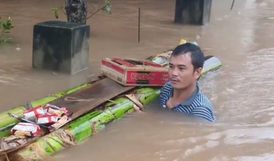 Hà Tĩnh: Nước rút chậm đang “vắt sức” người dân vùng lũ