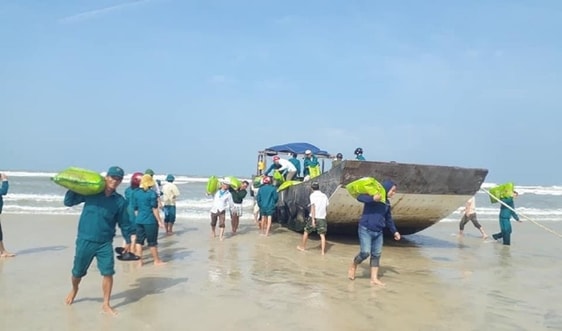Phát hiện tàu gỗ không người, không số hiệu trôi dạt vào bờ biển Quảng Trị