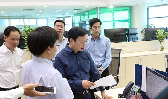 Bộ trưởng Trần Hồng Hà chỉ đạo trực tiếp công tác dự báo cơn bão số 9