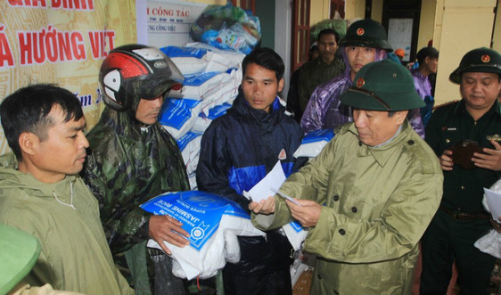 Đoàn ĐBQH tỉnh Quảng Trị trao quà cứu trợ hàng trăm hộ dân bị cô lập nhiều ngày do mưa lũ, sạt lở đất