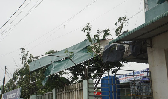 Quảng Ngãi dùng xe bọc thép đưa người đi cấp cứu trong bão số 9