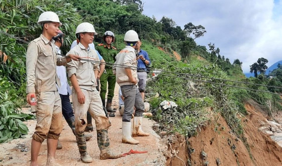 Sạt lở ở Phước Sơn (Quảng Nam) làm 13 người mất tích: Lực lượng tìm kiếm chưa thể tiếp cận hiện trường 
