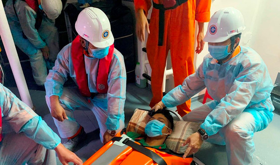Vượt sóng lớn đưa 2 bệnh nhân nguy kịch từ đảo Cù Lao Chàm vào đất liền
