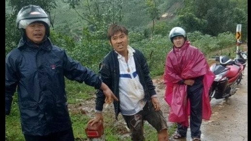 Quảng Ngãi: Vượt rào chắn cảnh báo sạt lở, có người nghi bị vùi lấp
