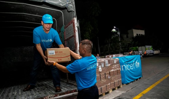 UNICEF hỗ trợ sản phẩm dinh dưỡng cho trẻ em vùng bão lũ