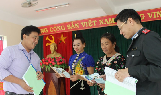 Sơn La: Bàn giao tài liệu tuyên truyền về môi trường, khoáng sản, tài nguyên nước tại huyện Sông Mã