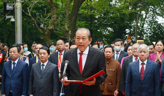 Đoàn đại biểu các dân tộc thiểu số Việt Nam dâng hương tưởng niệm các vua Hùng