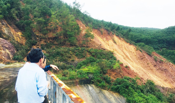 Thừa Thiên Huế: Hàng nghìn m3 đất đá sạt lở ở hạ lưu thủy điện Hương Điền