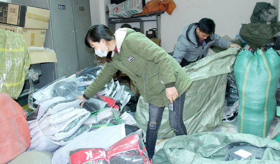 Lào Cai: Bắt giữ 2 lô hàng hơn 500 quần áo nhập lậu
