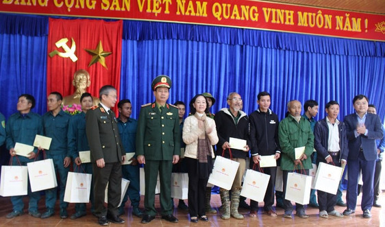 Trưởng Ban dân vận Trung ương thăm bà con vùng sạt lở tỉnh Quảng Nam