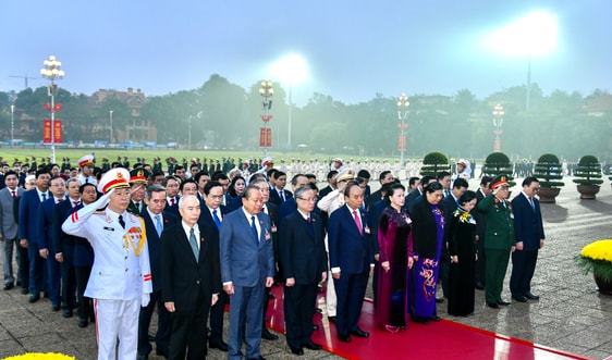 Đại biểu dự Đại hội Đảng lần thứ XIII viếng Chủ tịch Hồ Chí Minh và các anh hùng, liệt sĩ