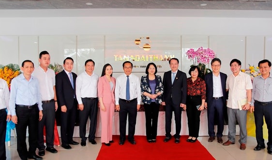 Phó Chủ tịch nước thăm Nhà máy Tân Á Đại Thành Long An
