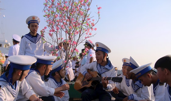 Đã là lính hải quân xin được cống hiến cho mùa xuân biển, đảo