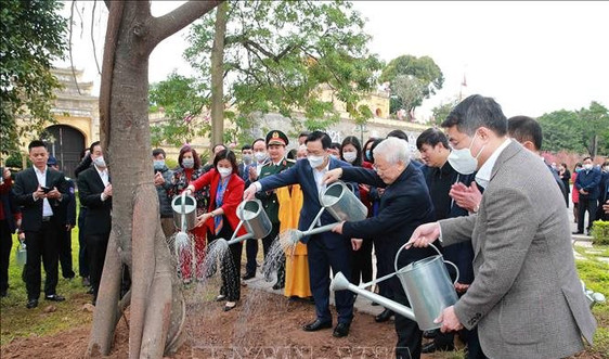 Tổng Bí thư, Chủ tịch nước Nguyễn Phú Trọng trồng cây tại Hoàng thành Thăng Long