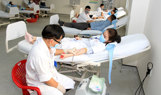 Huế: Thiếu hụt nguồn máu trước đại dịch COVID – 19, hàng trăm thầy thuốc hiến máu tình nguyện