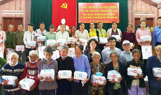 Phó Chủ tịch nước tặng quà đồng bào dân tộc và trẻ em ở Quảng Nam