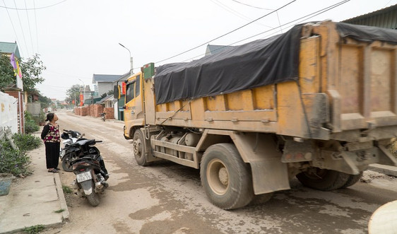 Đông Sơn (Thanh Hóa): Xe tải chở đá “hành” dân