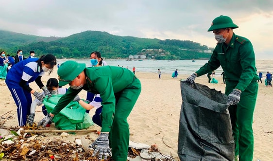 Đà Nẵng: Ra quân làm sạch môi trường biển 