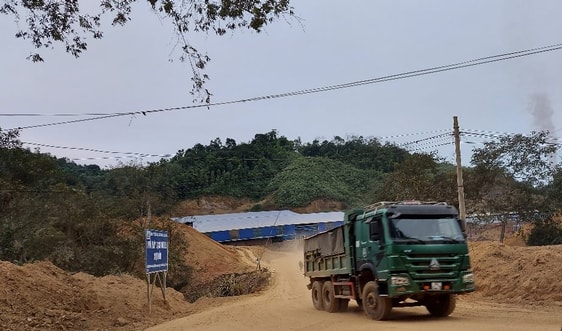 Chợ Đồn – Bắc Kạn: Đục cả quả đồi chở  đất về nhà máy gạch Tuynel Chợ Đồn 