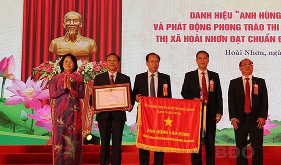 Phó Chủ tịch nước Đặng Thị Ngọc Thịnh trao danh hiệu “Anh hùng lao động” thời kỳ đổi mới cho thị xã Hoài Nhơn