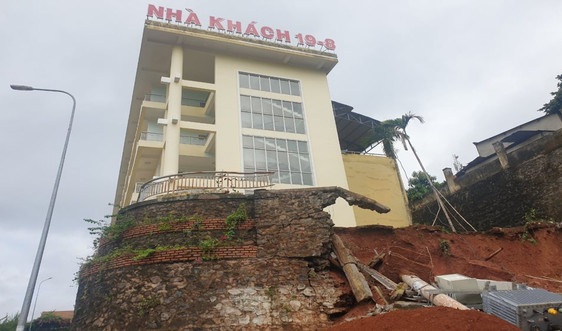 Đắk Nông: Mưa lớn sạt lở bờ kè Nhà khách Công an tỉnh