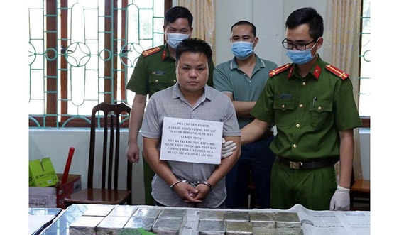 Lai Châu: Bắt 2 đối tượng vận chuyển trái phép 30 bánh heroin