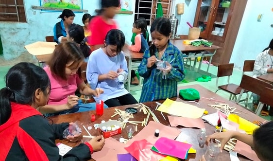 Tái chế rác thành vật dụng hữu ích ở trường học miền núi Quảng Nam