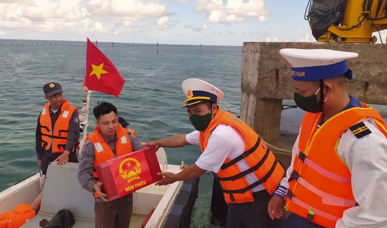 Hàng trăm cử tri ngoài đảo Song Tử Tây và đảo Sinh Tồn được bầu cử sớm