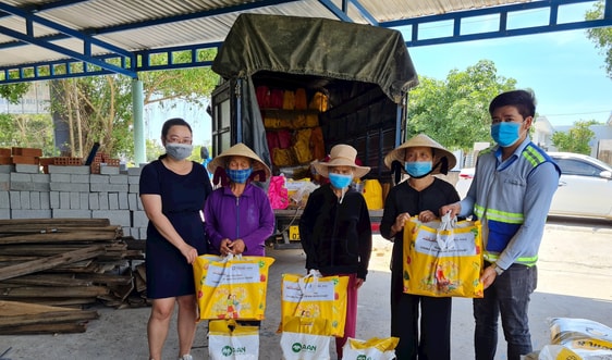 Trao hàng trăm suất quà cho các hộ khó khăn tại khu vực phong tỏa COVID - 19