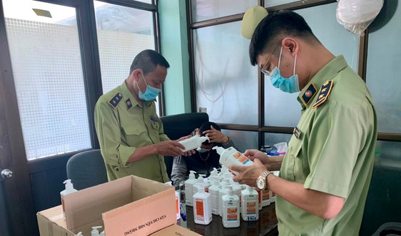  Hà Nội: Phát hiện lô hàng nước sát khuẩn tay có dấu hiệu giả mạo ASIRUB