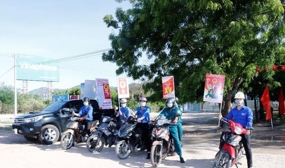 Đoàn viên Công ty Nhiệt điện Vĩnh Tân tuyên truyền bầu cử HĐND các cấp