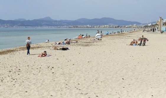 Hơn 283.000 người kêu gọi cấm hút thuốc trên các bãi biển Tây Ban Nha